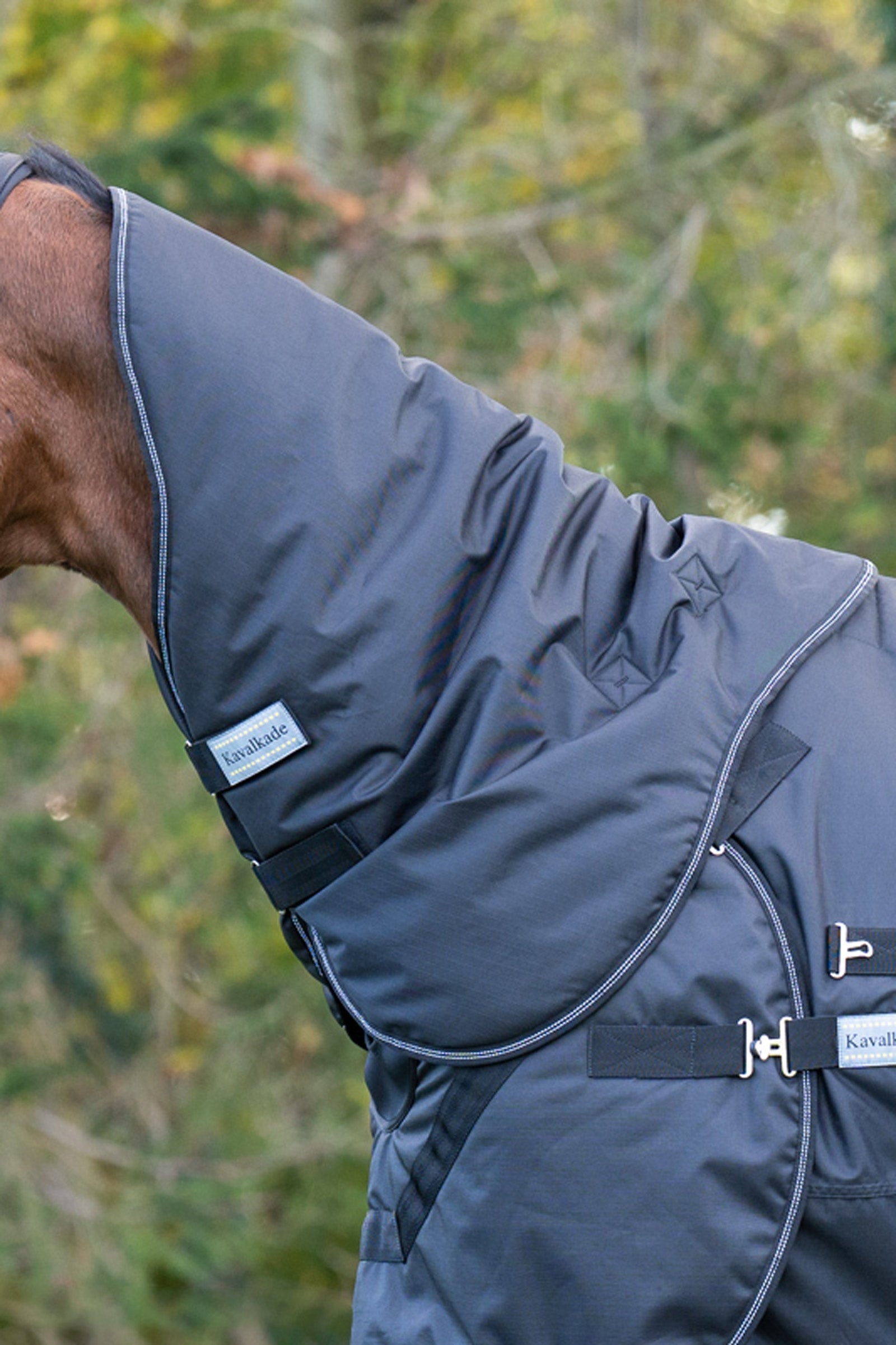 Kavalkade Halifax zapinany na szyję do Derka Padokowa 2w1 i Derka na karuzelę Derki