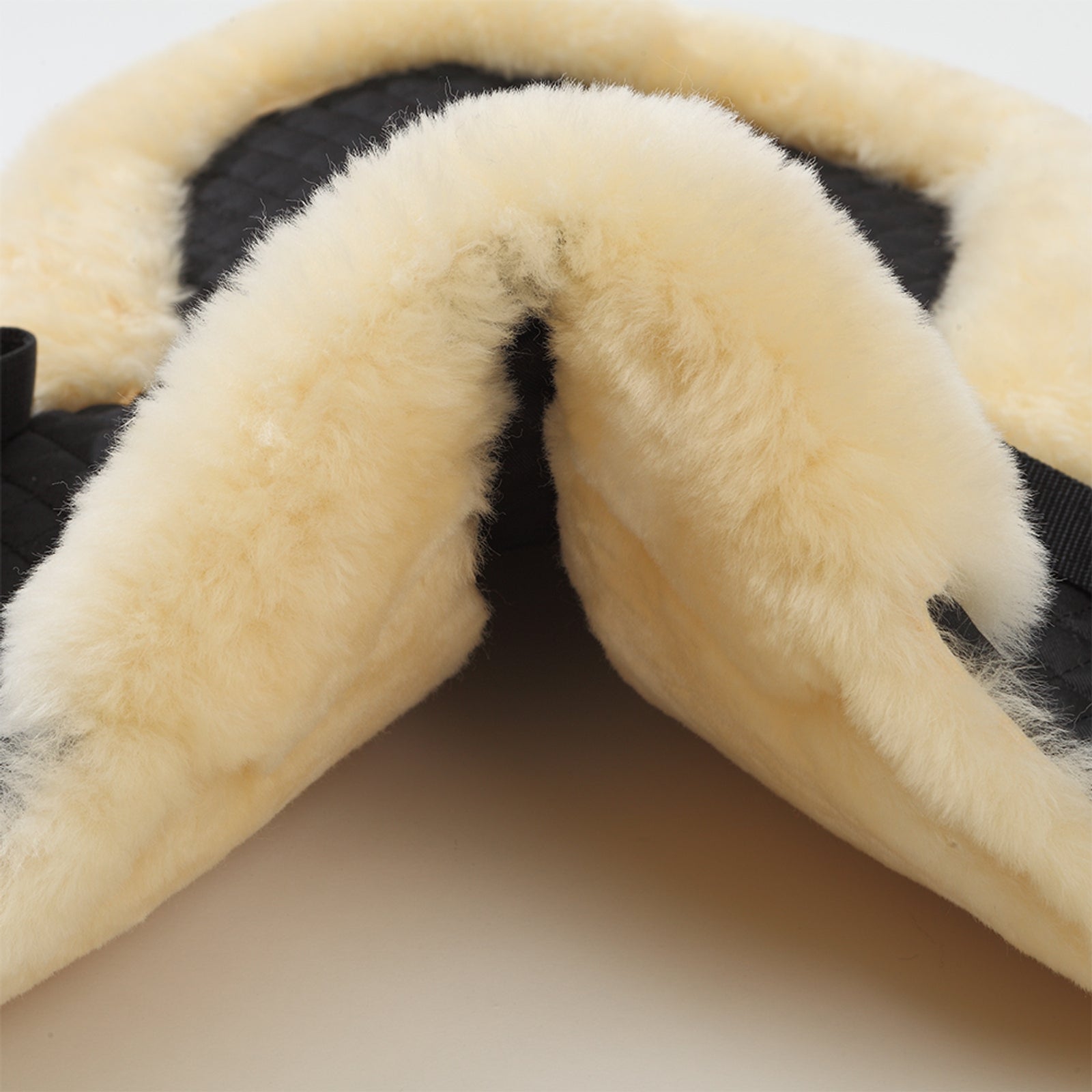 Kavalkade Lambswool pad w/ brim behind, lambswool Saddle Pads